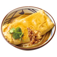 だし巻き玉子をまるまる1本のせた一杯！丸亀製麺、新作「だし玉肉づつみうどん」14日より販売