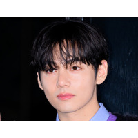 BTS・V、腹筋＆胸筋を公開！極上の妖艶さに天使と悪魔の顔…ファッション誌撮影が話題【PHOTO】