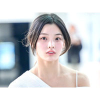 ILLITの日本人メンバー・イロハ、透き通るような“白肌”にクギ付け！愛らしさ全開の上目遣いにキュン【PHOTO】