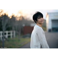 羽生結弦、マジックアワーの振り返りショット！最新写真集『羽』から先行カット公開