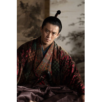 大河ドラマ『豊臣兄弟！』織田信長役・小栗旬「仲野太賀の演技に心を動かされました」