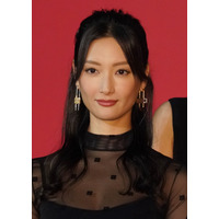 菜々緒、開放的な入浴シーン＆水着姿も！大自然を満喫する様子を動画を披露