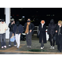 BTSが7人揃って笑顔で海外へ！空港ファッションを激写【写真多数】