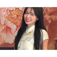 極短チャイナドレスで大胆“しゃがみ”ポーズ…韓国チア イ・ダヘのスリルたっぷりギリギリ近況ショット