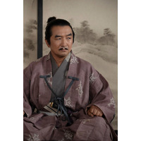 大河ドラマ『豊臣兄弟！』小栗旬演じる織田信長は男もほれる男！丹羽長秀役・池田鉄洋が思い明かす