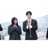 福士蒼汰＆吉川愛、『新しいカギ』学校かくれんぼ参戦