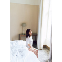 前田敦子、Tシャツ姿で美脚スラリ！約14年ぶり写真集より最新カット公開