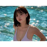 “アンダーブーブ”丸見え写真が大バズりした韓国女性実業家、プールサイドで肉感ボディを惜しげもなく