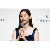 新木優子、ディオール撮影のLAオフショット公開！ミニスカ姿で美脚際立つ