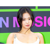 隠す気ゼロ…BLACKPINK・ジェニー、ほぼ丸見えの“あみあみ”衣装に衝撃「完璧ボディだ」