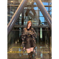 生見愛瑠、“絶対領域”美脚に釘付け！ブラックミニ＆ロングブーツ姿披露