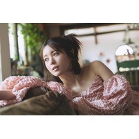 乃木坂46・筒井あやめ、ボブヘア初グラビアを披露！愛らしさあふれるカットをたっぷり収録