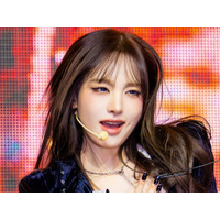 脇腹までガッツリと…IVE・リズ、大胆カットの“ハイレグ”衣装で視線を圧倒「すさまじい破壊力」