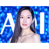 「ほぼ全部見えてる」衣装で話題に！ムン・ガヨン、ずり落ちそうな“紐なし”ドレスから美デコルテあらわ