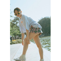 木﨑ゆりあ、美脚際立つ写真集未収録カット公開！ブラマヨ・小杉竜一が執筆した帯コメントも