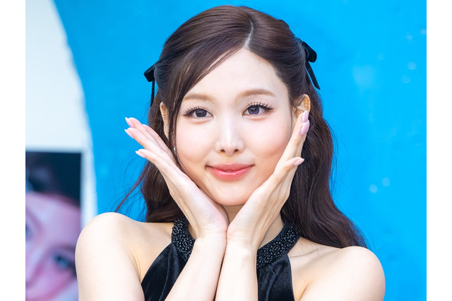 上目遣いでノックアウト…TWICE・ナヨン、チラ見え“シースルー”衣装にファン悶絶「やば！」「天使？」 画像