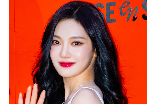 えっ、布がない…？aespa・ニンニン、後ろ姿が衝撃の“大胆衣装”で視線強奪「ヤバイ」「あかーん！」 画像