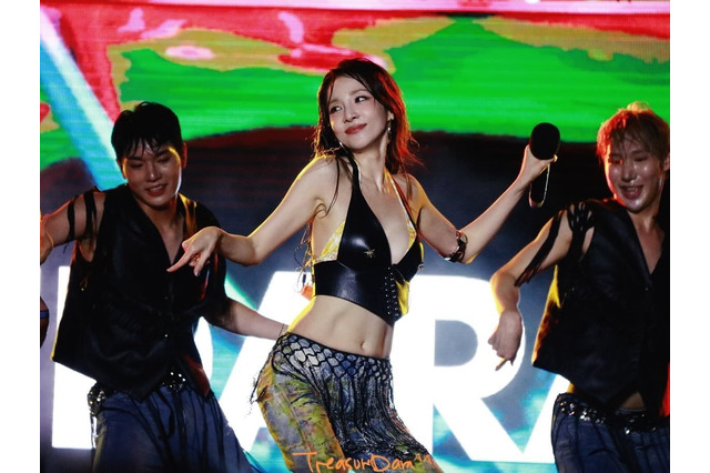 「思い切って全部脱ぐ」発言も話題に！パク・サンダラ、“紐スイムウェア”姿でバカンス楽しむ 画像