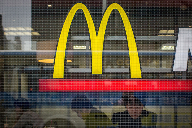 「だれが、なにを、歌っている？」マクドナルド公式、CM出演者ヒント公開で反響 画像