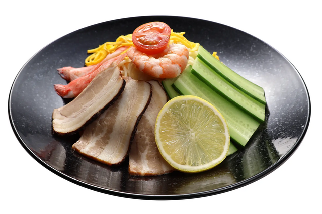 餃子の王将、炭火焼チャーシューとレモン風味の自社製麺「冷し中華」10日より販売開始！ 画像