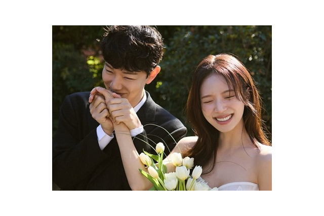 「シャワーも一緒にする夫婦」の臨月ビキニ姿が話題 画像