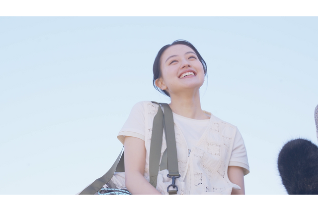 上坂樹里が「niko and ...」新CMキャラクターに就任！海辺で描く「2回目の出会い」 画像