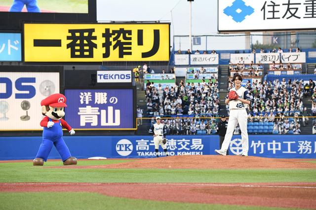 映画『ザ・スーパーマリオ』マリオ役の宮野真守が始球式に登板！ノーバウンド投球で思わず〝マリオポーズ”!? 画像