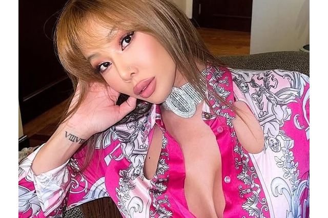 先端がはみ出そう…シャレにならない“デカさ”、Jessiがプールで見せた規格外の肉体 画像