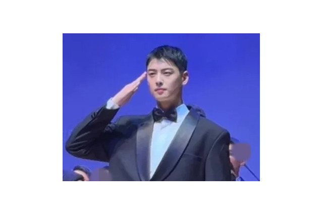やはり芸能人…約13億円の追徴金を完納したチャ・ウヌが軍楽隊イベントに登場、目を引くビジュアル 画像