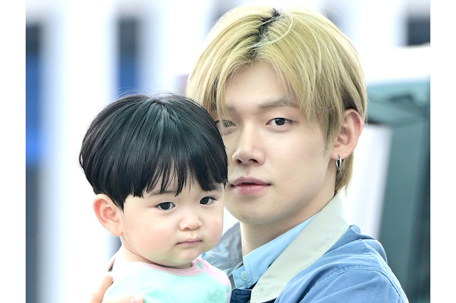TXT・ヨンジュン、赤ちゃんを抱えて空港に登場！お父さんのような姿を見せたメンバーたちも話題 画像