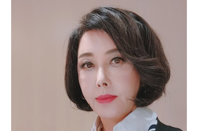 「包丁を突き立て…」父から逃げるため無理矢理結婚も、元夫の暴力で1年半で離婚　韓国女優の過去 画像