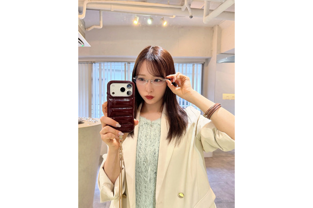AKB48・小栗有以、レアなメガネ姿にファン「オシャレで上品」「似合いすぎ」 画像