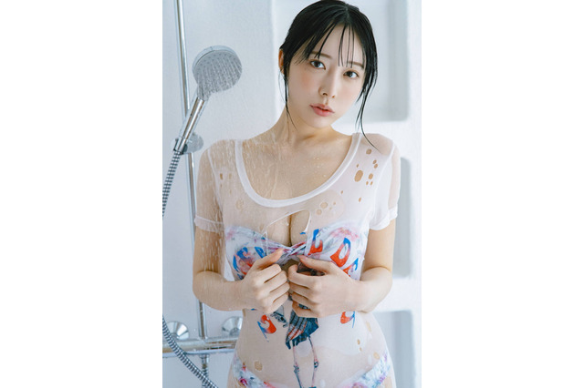 七海りお、花柄のビキニ姿でグラビア登場！スタイルの良さが際立つカット掲載 画像