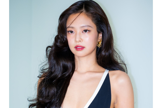 上半身の布面積が…BLACKPINK・ジェニー、みぞおちまで丸見え“ギリギリ”衣装で視線独占 画像