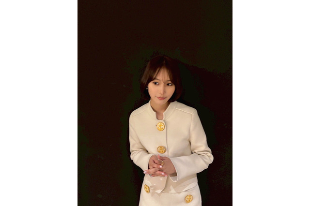 南沙良、ミニ丈美脚露出の舞台挨拶衣装に反響「衣装とっても素敵」「めっちゃ脚キレイ」 画像
