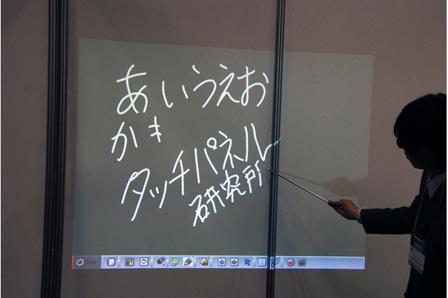 プロジェクターの映像をタッチで操作――タッチパネル研究所 画像