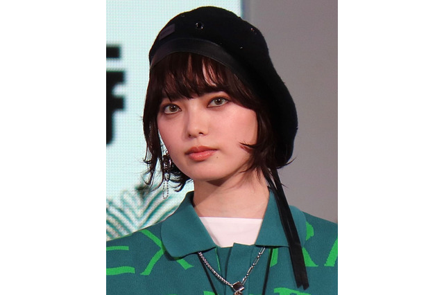 平手友梨奈、初アルバム受け取る動画公開！自然な笑顔にファン歓喜 画像