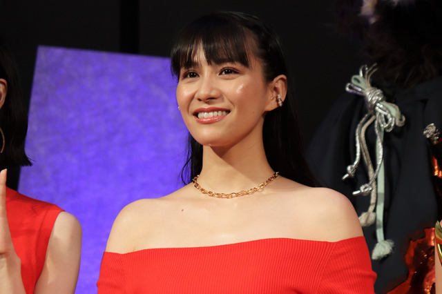 Perfume・あ～ちゃん、愛犬2匹と撮影したウェディングドレス姿を公開 画像