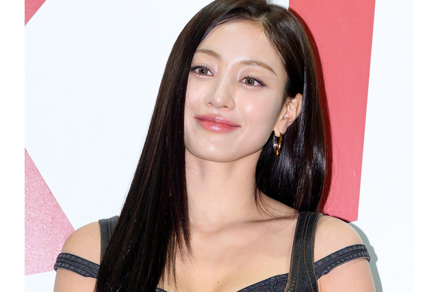 反則級のメリハリ体型…TWICE・ジヒョ、“パツパツ”黒ワンピで際立つボリューム感「言葉を失う」 画像