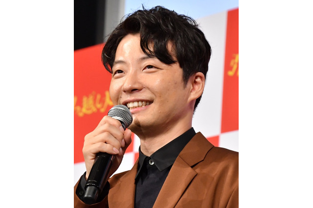星野源、アッシュピンクにヘアカラーチェンジ！「髪色めっちゃ似合ってて素敵です」とファン絶賛 画像