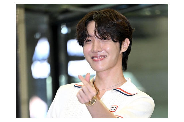 膝上のタトゥーもチラッ…BTS・J-HOPE、“ハーフパンツ”コーデで魅せる唯一無二のファッションセンス 画像