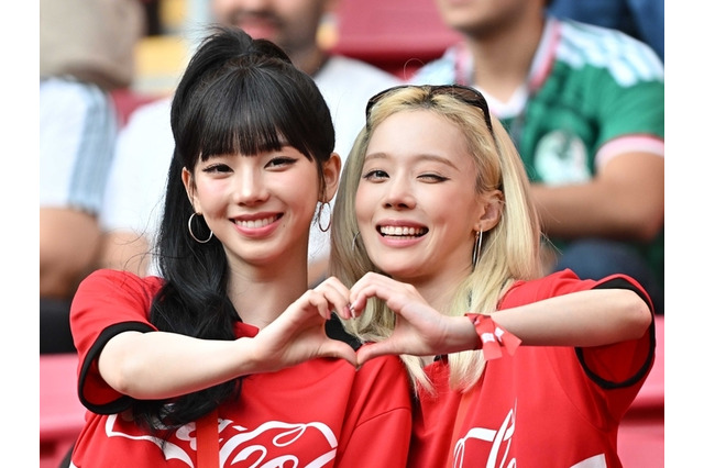 aespa・カリナとウィンター、韓国代表のW杯初戦に登場！　赤ユニ姿で現地応援、国旗掲げ笑顔も 画像