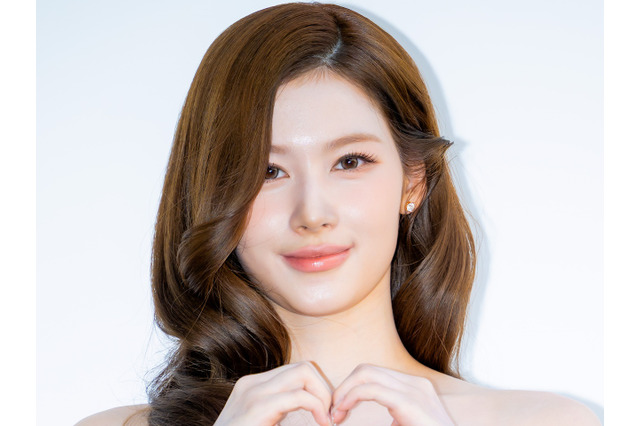 TWICE・サナ、“女神”と見紛うほどの美貌…きらめくマーメイドドレスでイベントに参加 画像