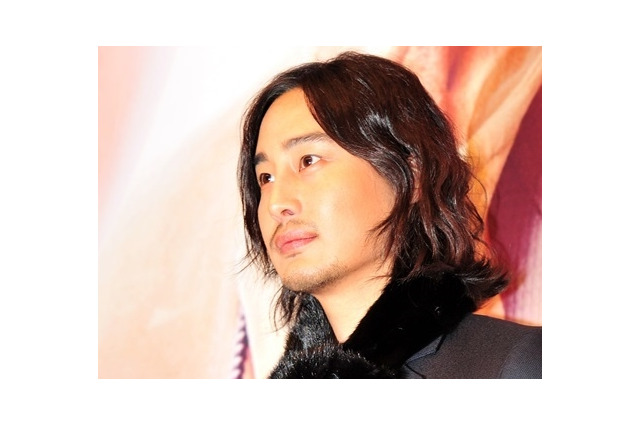“ヨン様”と共演も…芸能界から姿を消した韓国俳優、3児の父に「元気に生まれてきてくれた」 画像