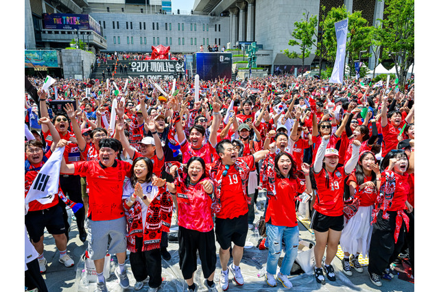 チアも登場、劇的勝利に1万8000人が歓喜に沸く　ソウルで韓国vsチェコ戦街頭応援　お昼時の会社員も選手にエール【北中米W杯】 画像
