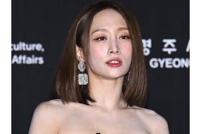ミニスカから美脚がスラリ…KARA・ニコル、夏先取りの肌見せスタイルに反響「神ビジュアル」 画像