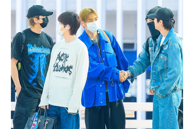 金髪×ブルージャケットが鮮やかなV、デニムセットアップでクリーンなJIN！BTSの5人がスペインへ 画像