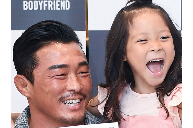 秋山成勲、娘サランちゃん（14）からのプレゼントに感動！心温まる“娘バカ”ぶり発揮 画像