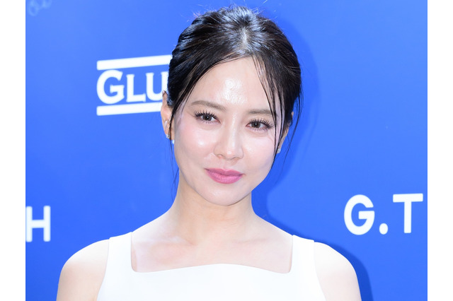 カラフルな肌着姿で「たくさん買って」とおねだり、社長自らモデルになった韓国女優 画像