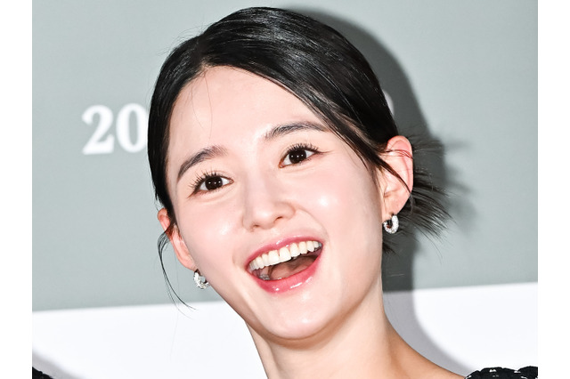 “BTS胎教”も話題！13人きょうだいの韓国女優、生後間もない息子との写真を公開「私に似ている」 画像
